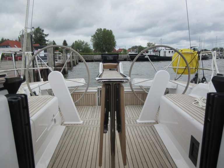 Sailboat rental in Saltsjö-duvnäs - Hanse Hanse 388