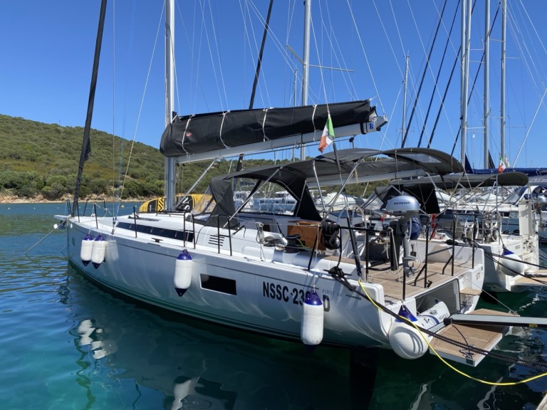 Sailboat for rent Cugnana Verde at the best price