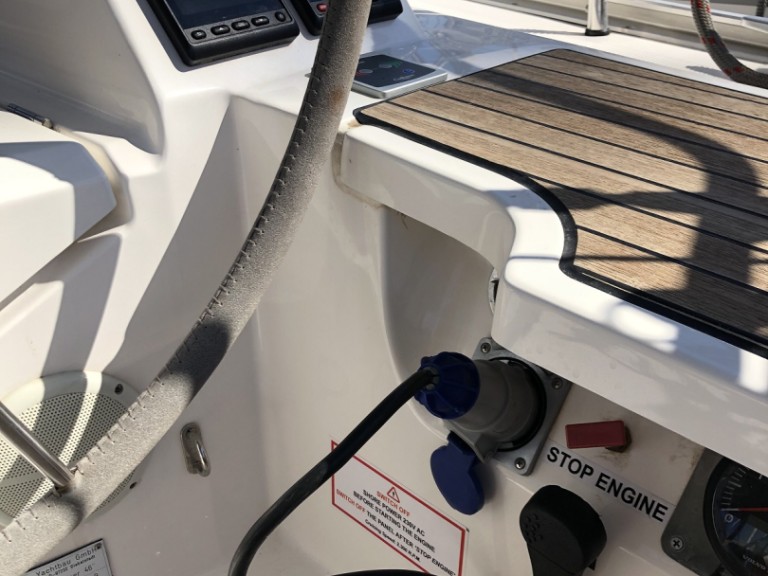 Sailboat for rent Alimos at the best price