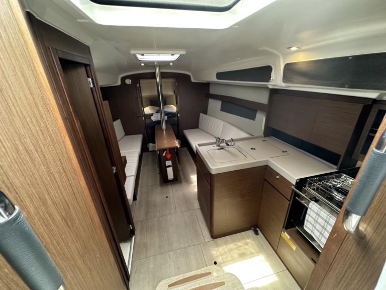 Yacht charter Alimos cheap Oceanis 34.1