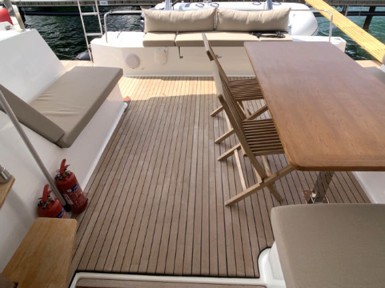 Catamaran rental in Rogoznica - Fountaine Pajot Lucia 40
