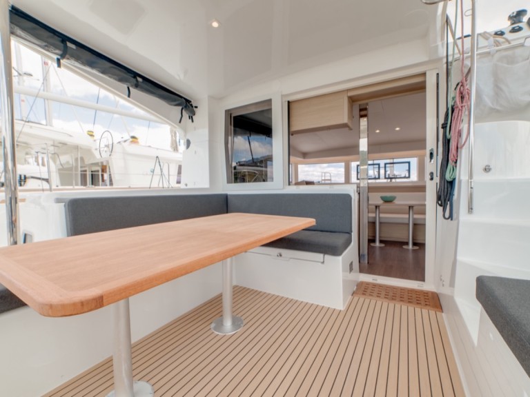 Yacht charter Cugnana Verde cheap Lagoon 40