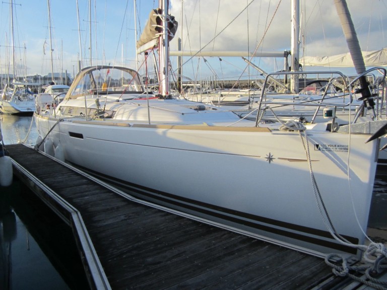 Rent a Jeanneau Sun odyssey 379 performance Saint-Quay-Portrieux