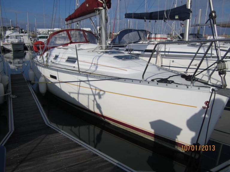Rent a Bénéteau Oceanis 311 DL Saint-Quay-Portrieux