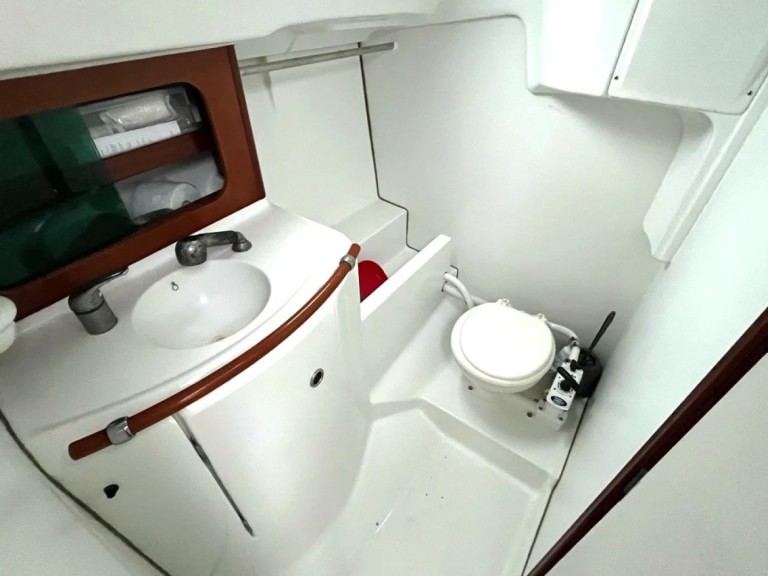 Boat rental Bénéteau Oceanis 311 DL in Saint-Quay-Portrieux on Samboat