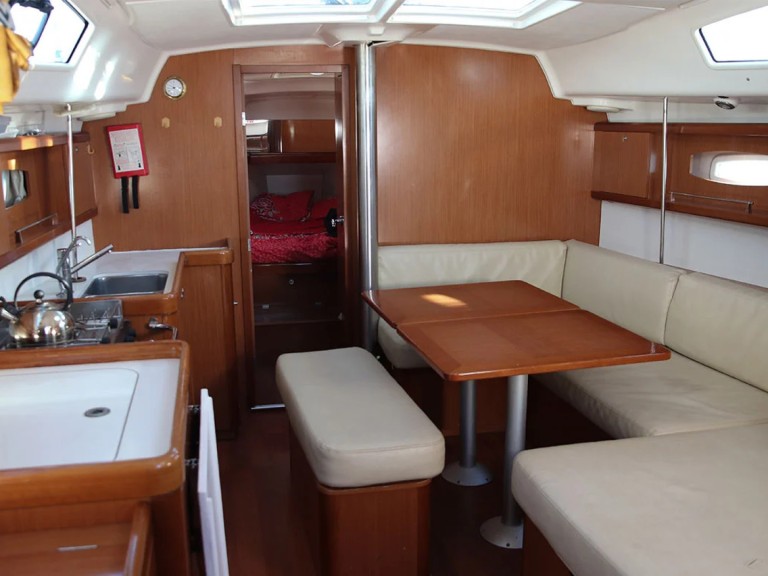 Rent a Bénéteau Oceanis 40 Saint-Quay-Portrieux