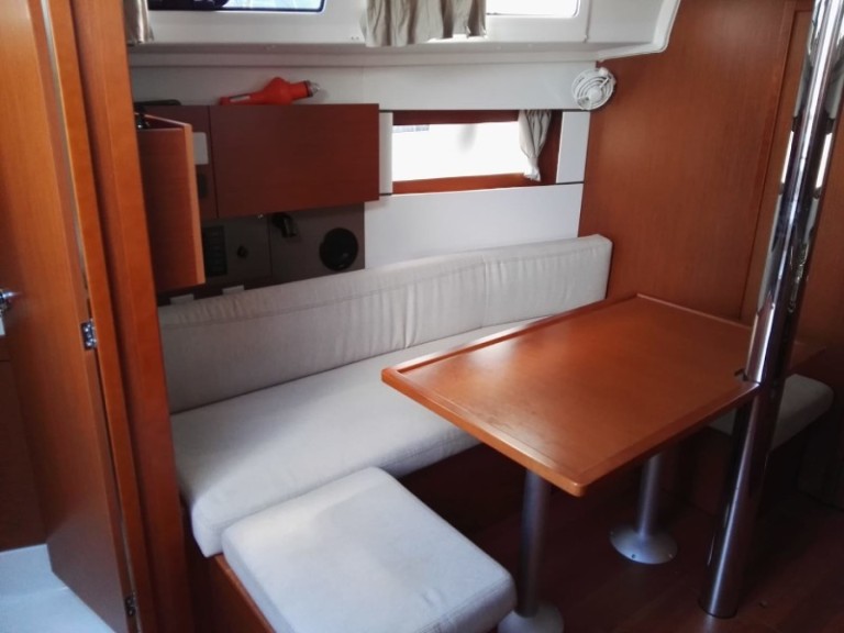 Sailboat rental in Cannigione - Bénéteau Oceanis 38.1