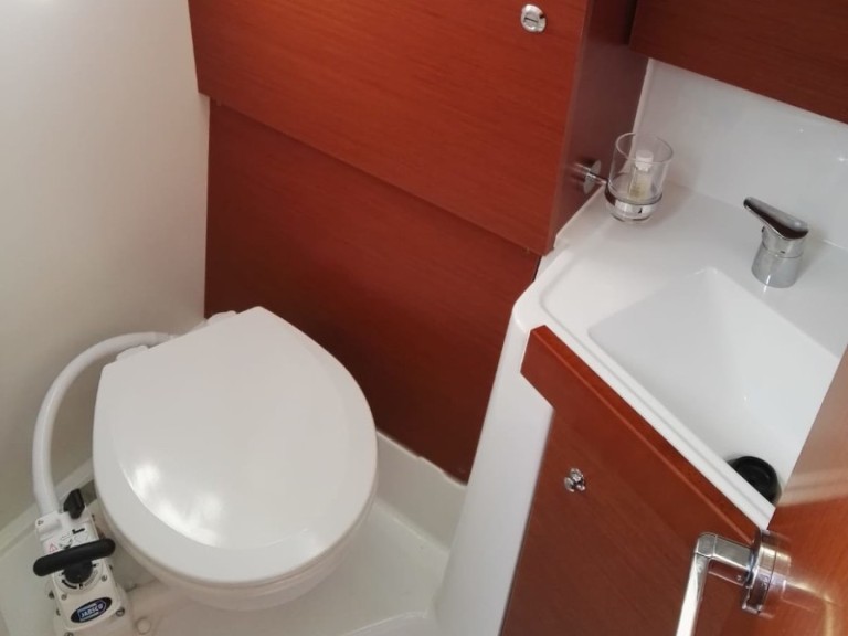 Boat rental Bénéteau Oceanis 38.1 in Cannigione on Samboat