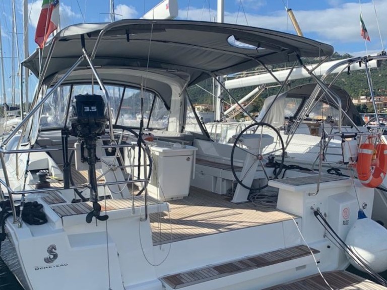 Bénéteau Oceanis 46.1 in Cannigione on SamBoat