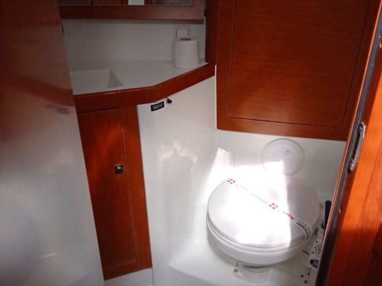 Boat rental Bénéteau Oceanis 45 in Puntone on Samboat