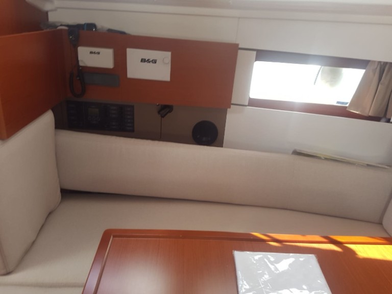 Bénéteau Oceanis 38.1 in Puntone on SamBoat