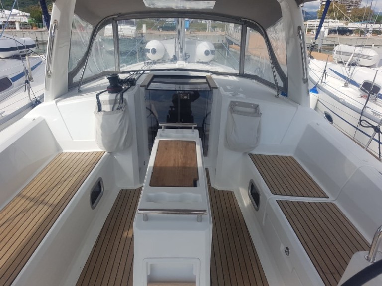 Rent a Bénéteau Oceanis 38.1 Puntone