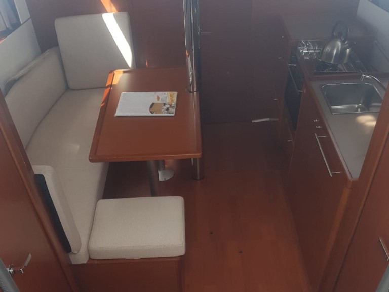 Sailboat rental in Puntone - Bénéteau Oceanis 38.1