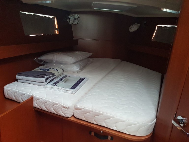 Boat rental Bénéteau Oceanis 41.1 in Puntone on Samboat