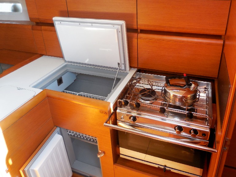 Rent a Jeanneau Sun Odyssey 389 Hyères