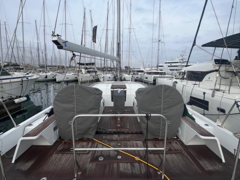 Sailboat for rent Lávrio at the best price