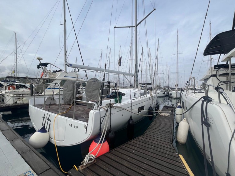 Bénéteau First 44 in Lávrio on SamBoat