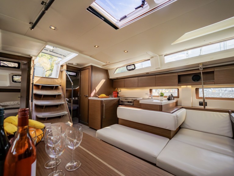 Sailboat rental in Alimos - Bénéteau Oceanis 51.1