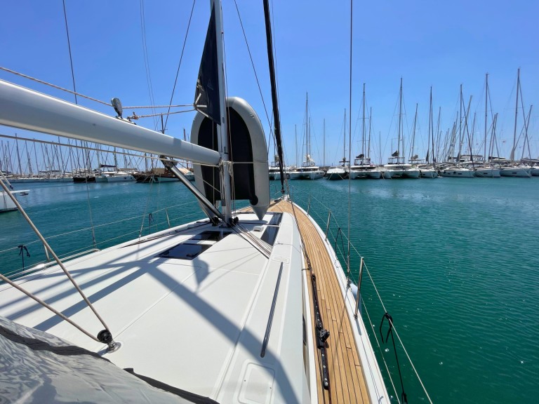 Sailboat for rent Alimos at the best price