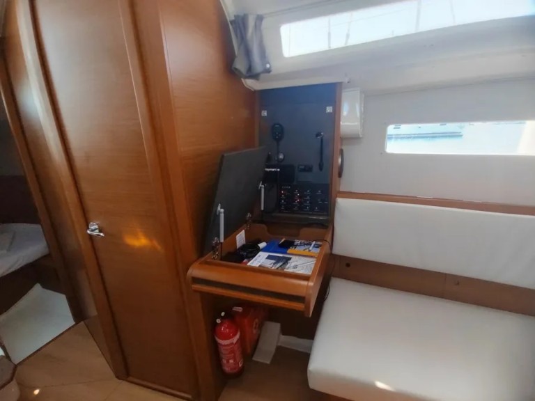 Sailboat rental with or without captain Jeanneau Pula