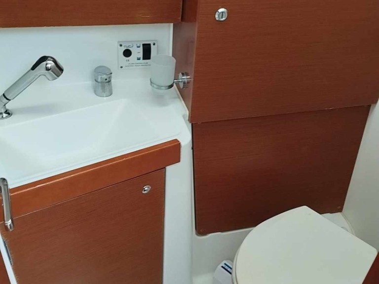 Bareboat Rental Sailboat Bénéteau with a boat licence