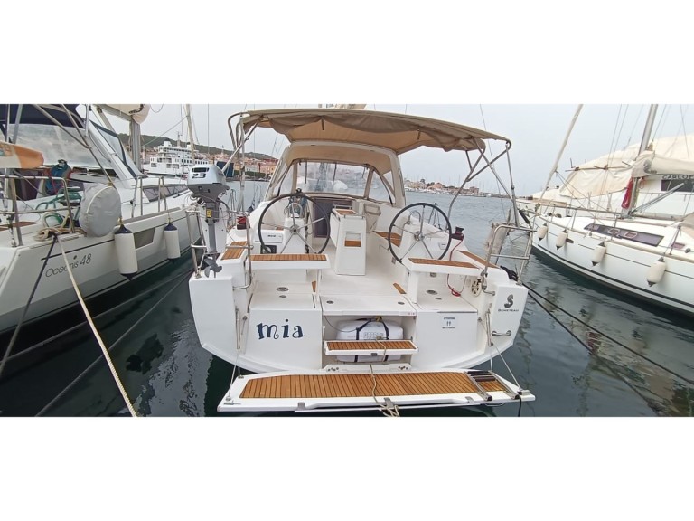 Rent a Bénéteau Oceanis 35.1 Carloforte