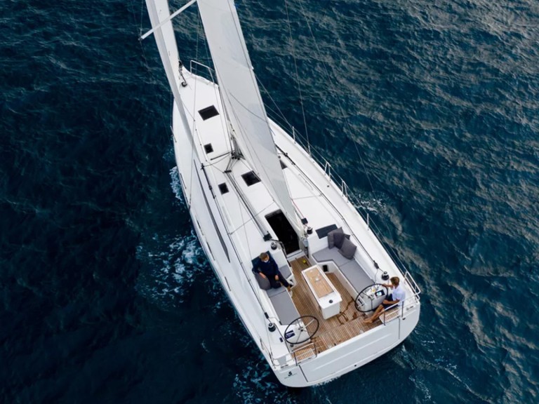 Sailboat rental in Saint-Quay-Portrieux - Bénéteau Oceanis 40.1