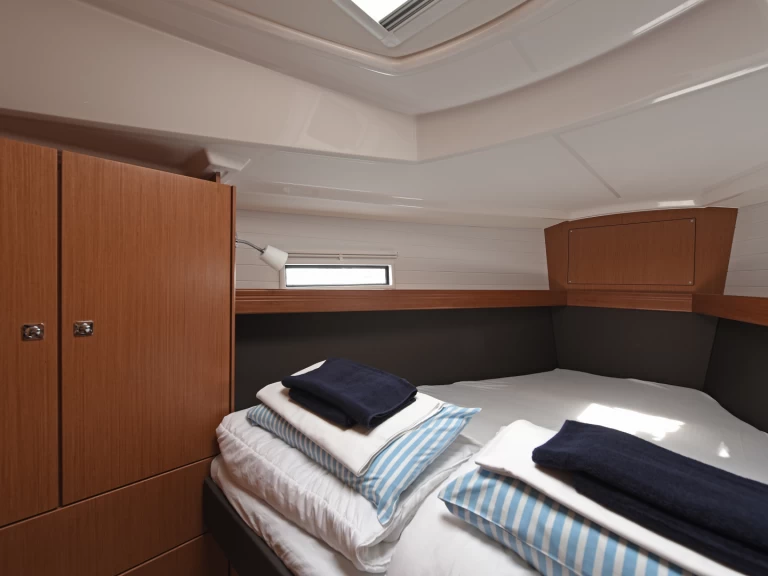 Yacht charter Dubrovnik cheap Cruiser 37
