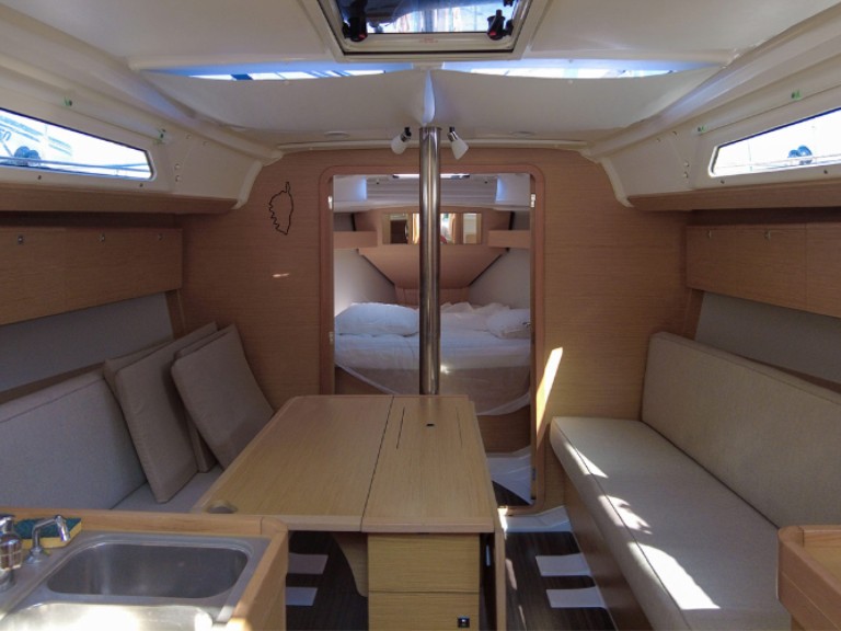 Sailboat for rent Hyères at the best price