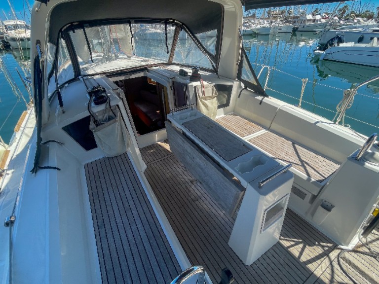 Rent a 4 OCEANIS 35.1 Hyères