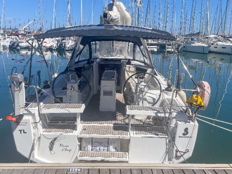 Yacht charter Hyères cheap OCEANIS 35.1