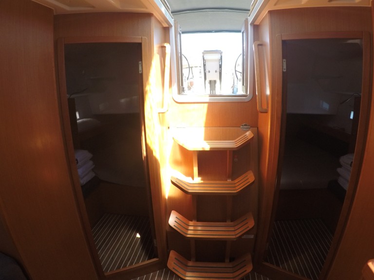 Sailboat for rent Nikiána at the best price