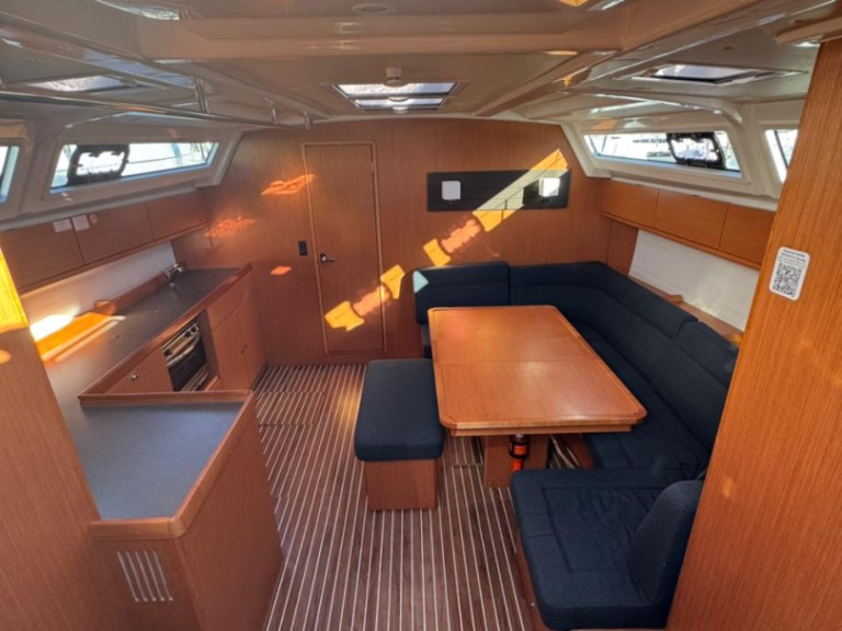 Sailboat for rent Préveza at the best price