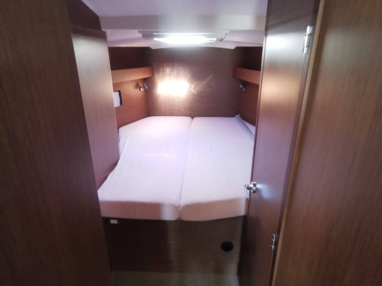 Yacht charter Pomer cheap Oceanis 40.1