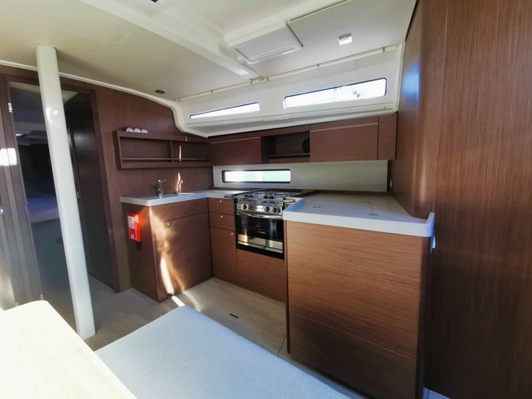 Yacht charter Pomer cheap Oceanis 40.1