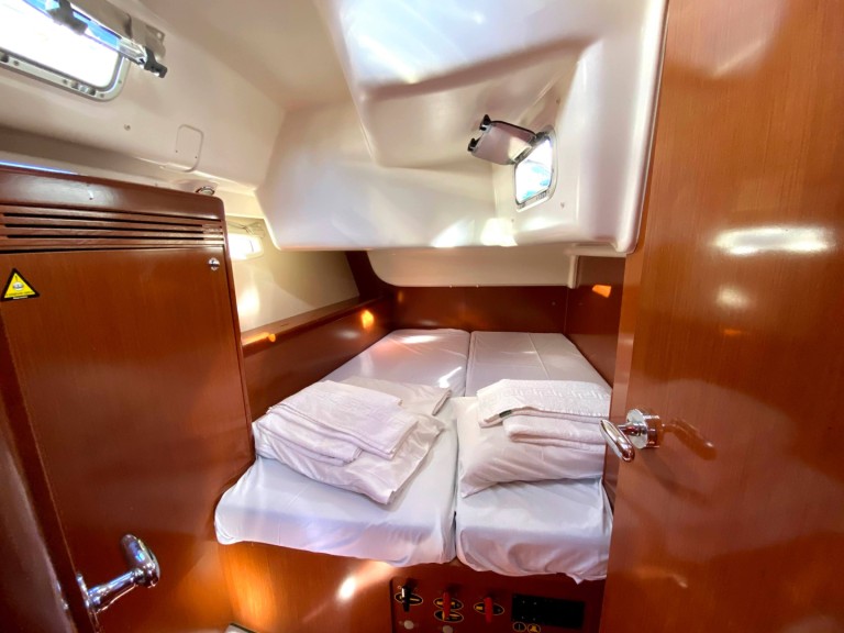 Rent a Bénéteau Oceanis 43 Alimos