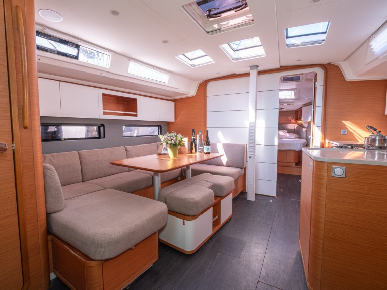 Sailboat for rent Alimos at the best price