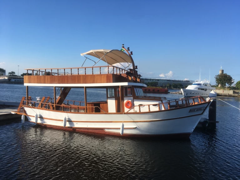 Bareboat Rental Motorboat Festança with a boat licence