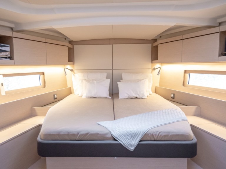 Boat rental Bénéteau Oceanis 46.1 in Pomer on Samboat