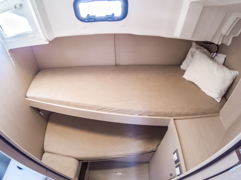 Sailboat rental with or without captain Bénéteau Pomer