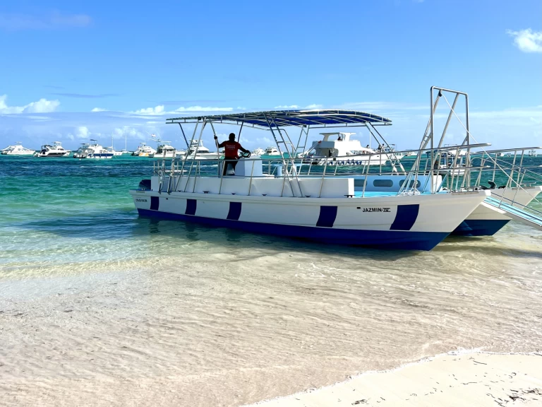 Bareboat Rental Motorboat Lagoon with a boat licence