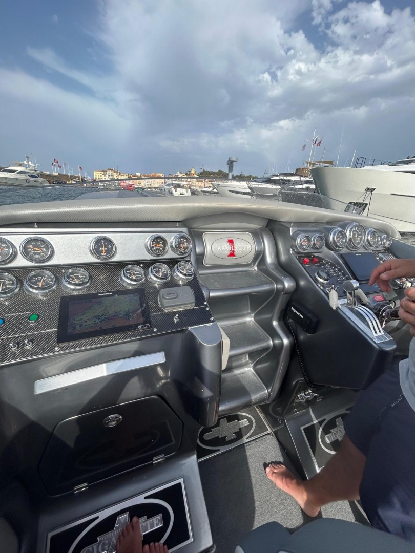 Rent a Motorboat Cigarette TOPGUN 39 in Saint-Tropez (CIGARETTE 39 TOPGUN) 