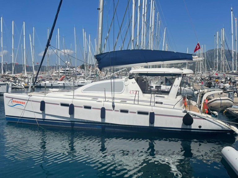 Rent a Leopard Catamarans / Robertson & Caine Leopard 4300 Fethiye