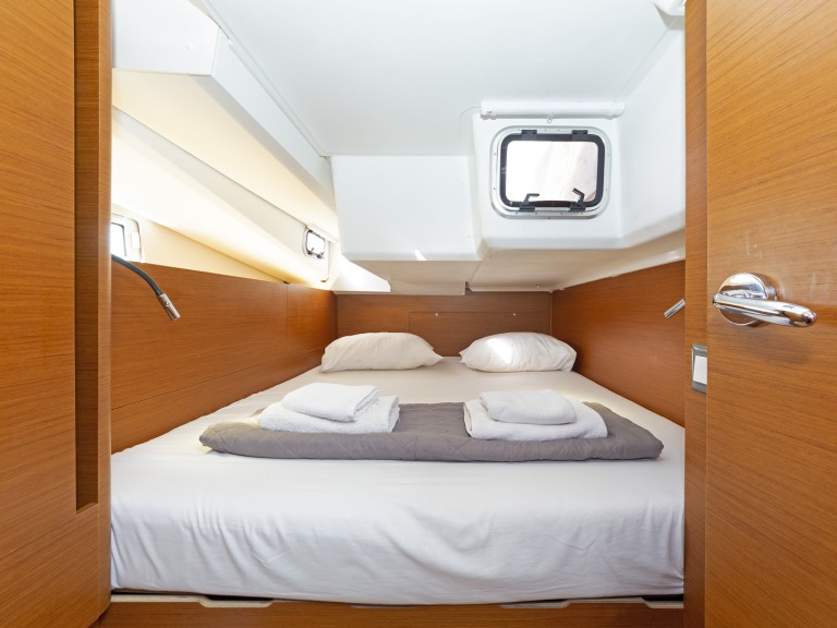 Sailboat for rent Alimos at the best price