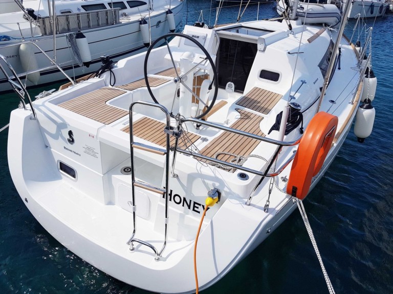 Yacht charter Split cheap Oceanis 31