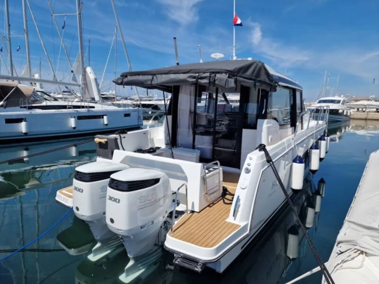 Bareboat Rental Motorboat Jeanneau with a boat licence