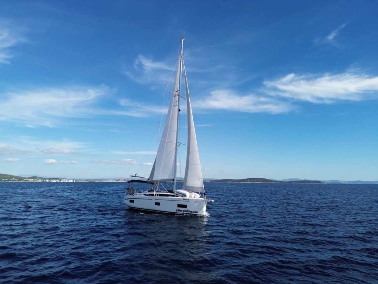Yacht charter Murter-Kornati cheap Bavaria C38