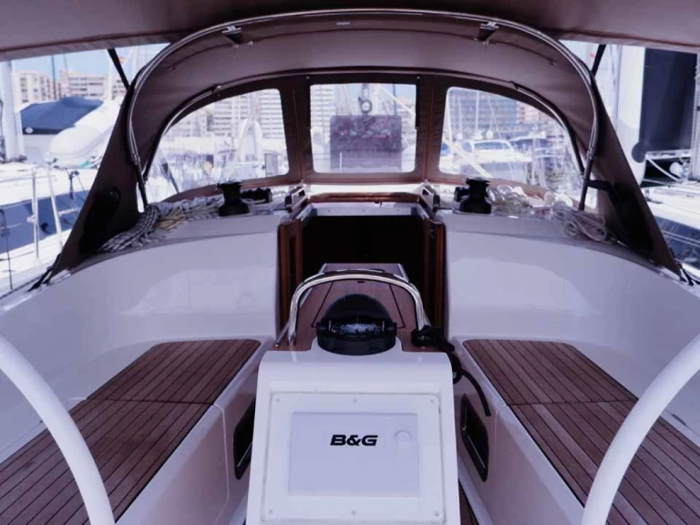 Sailboat rental in Golfo Aranci - Bavaria Cruiser 37