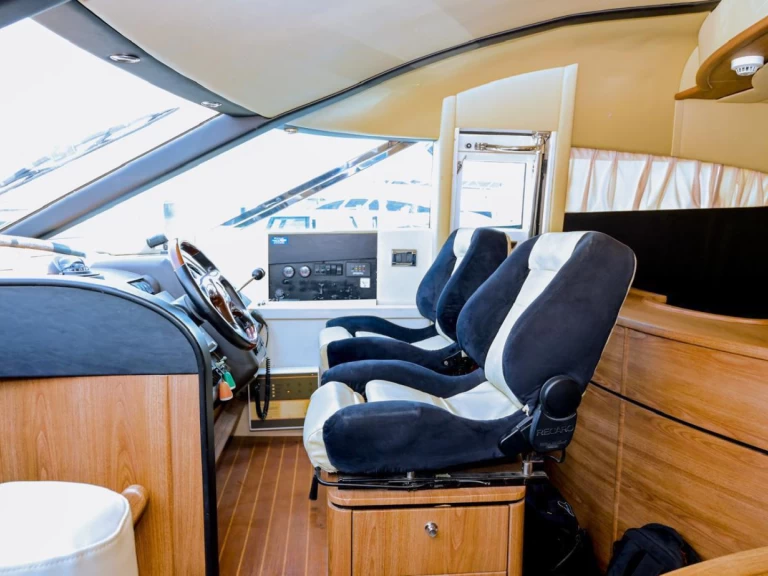 Yacht charter Dubai Marina cheap Fairline 26