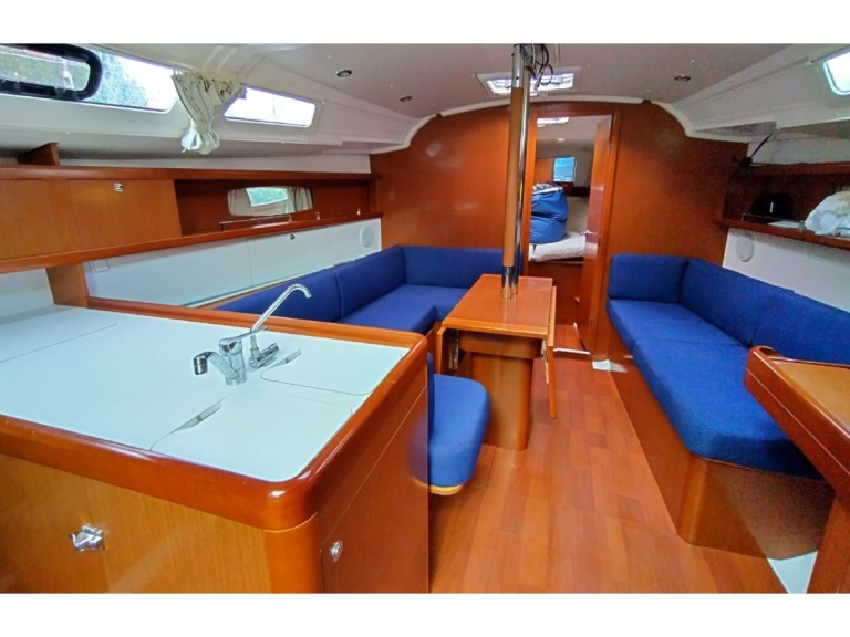 Bénéteau Oceanis 37 in Saint-Quay-Portrieux on SamBoat